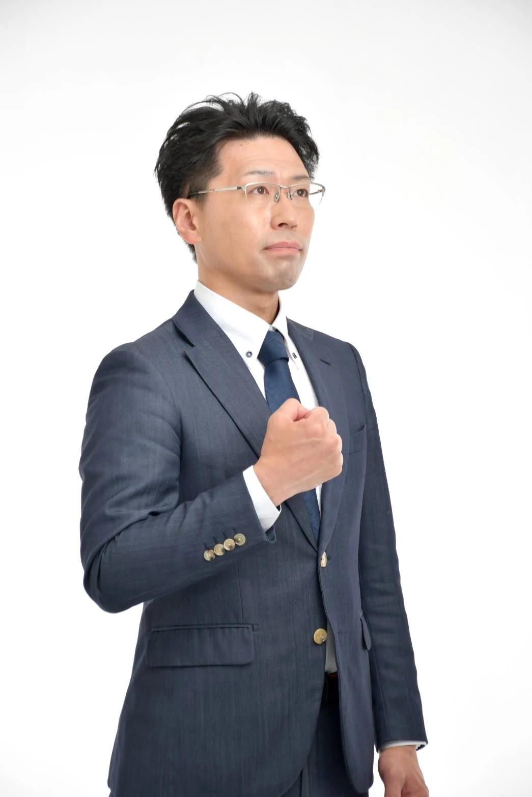 拳を握り決意を示すこまがみね智史