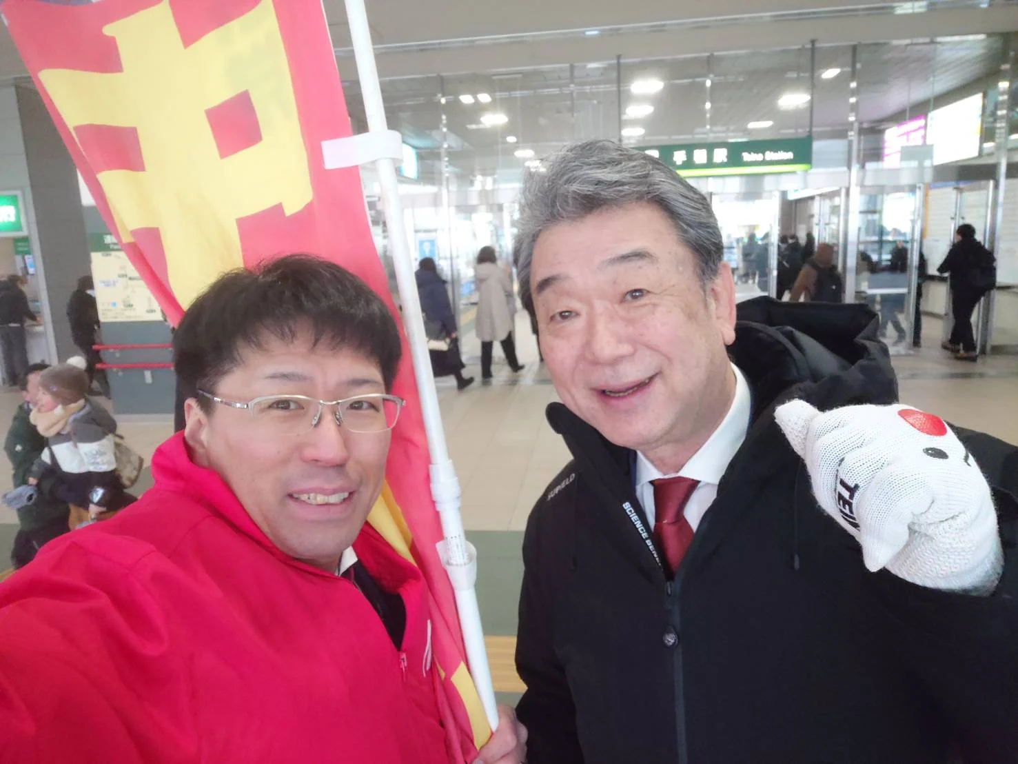 手稲駅で並ぶこまがみね智史と衆議院議員の中村裕之